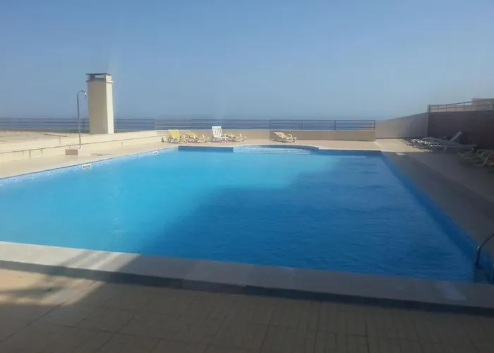 Seaside Apartment, Pool, Garage アパート