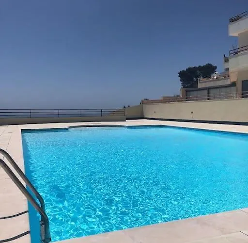 Seaside Apartment, Pool, Garage アパート *
